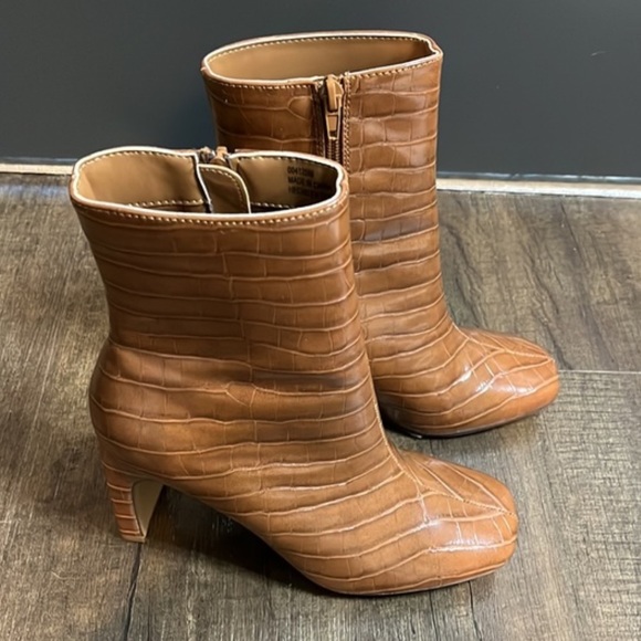 Forever 21 Faux croc boots squared toe Size 8.5 - Picture 1 of 4